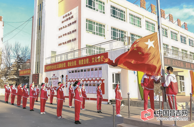 昌吉市第八小学举办新学期第一次升国旗仪式（图）
