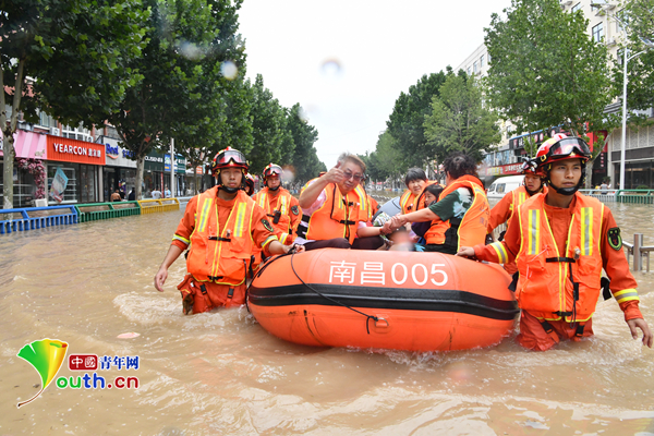 郑州郑东新区白沙镇2000余被困群众获营救分散
