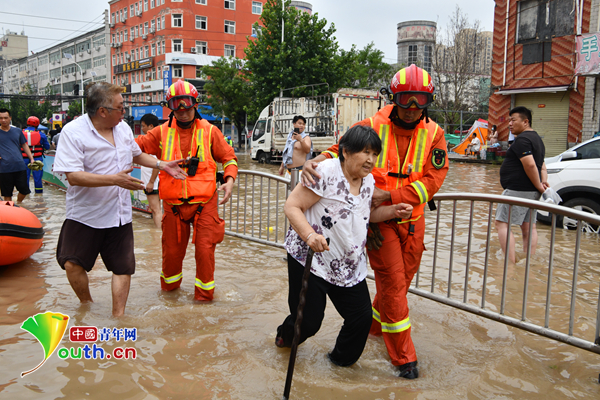 郑州郑东新区白沙镇2000余被困群众获营救分散