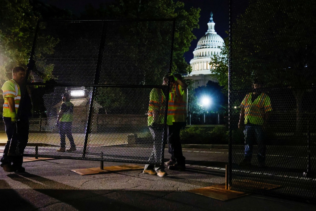 特朗普支持者又要大范围集会会议 美国会外连夜竖起2米高围栏