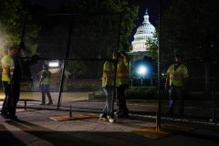 特朗普支持者又要大局限会议 美国会外连夜竖起2米高