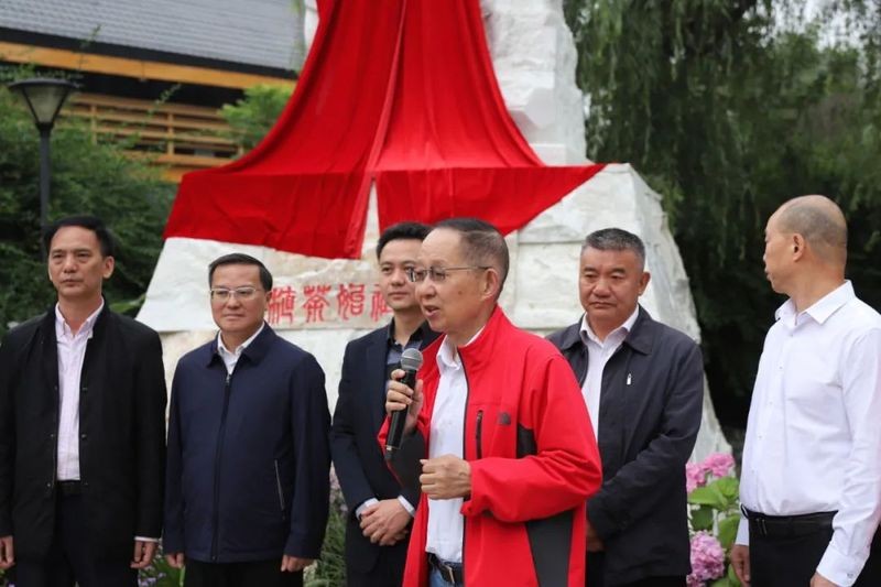 植茶始祖吴理真汉白玉雕像在成都茶文化公园揭幕