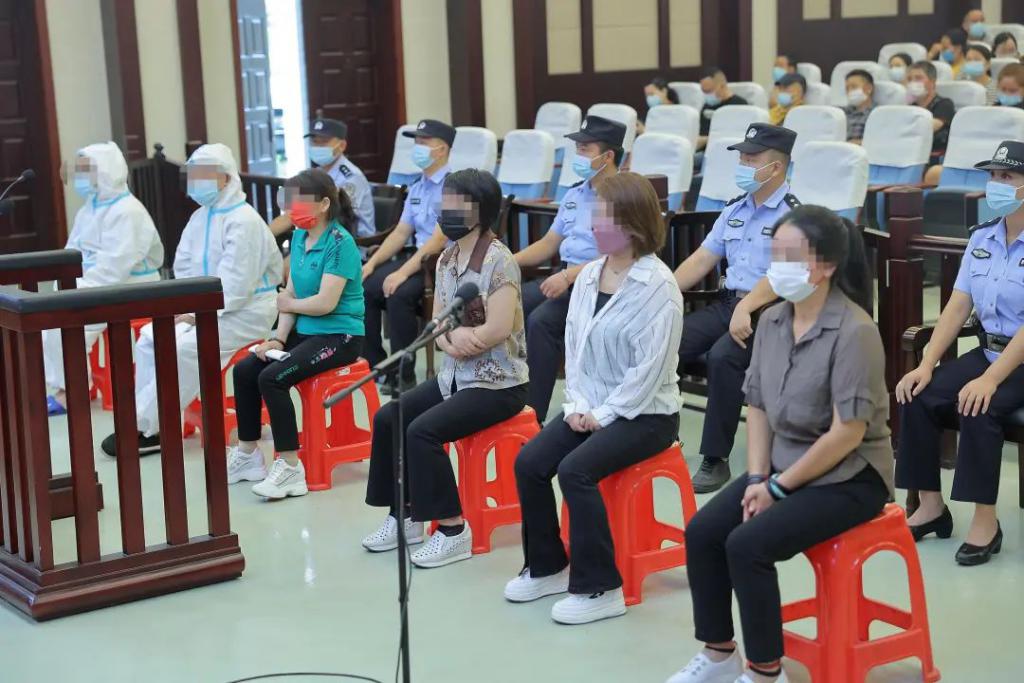 “炒画”传销案！8名被告人在黔东南出庭受审